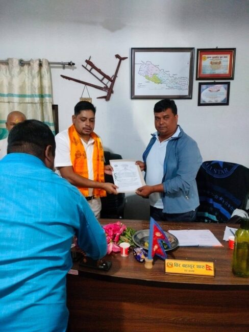 संघीय सांसद अब्दुल खाँनलाई बढैयाताल–९ का अध्यक्षबाट १३ बुँदे ज्ञापन पत्र हस्तान्तरण
