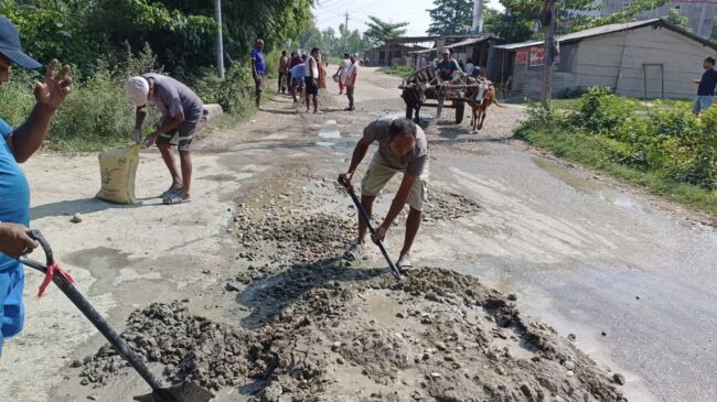 राजापुरमा भत्किएको सडक स्थानीयले नै मर्मत गर्न थाले